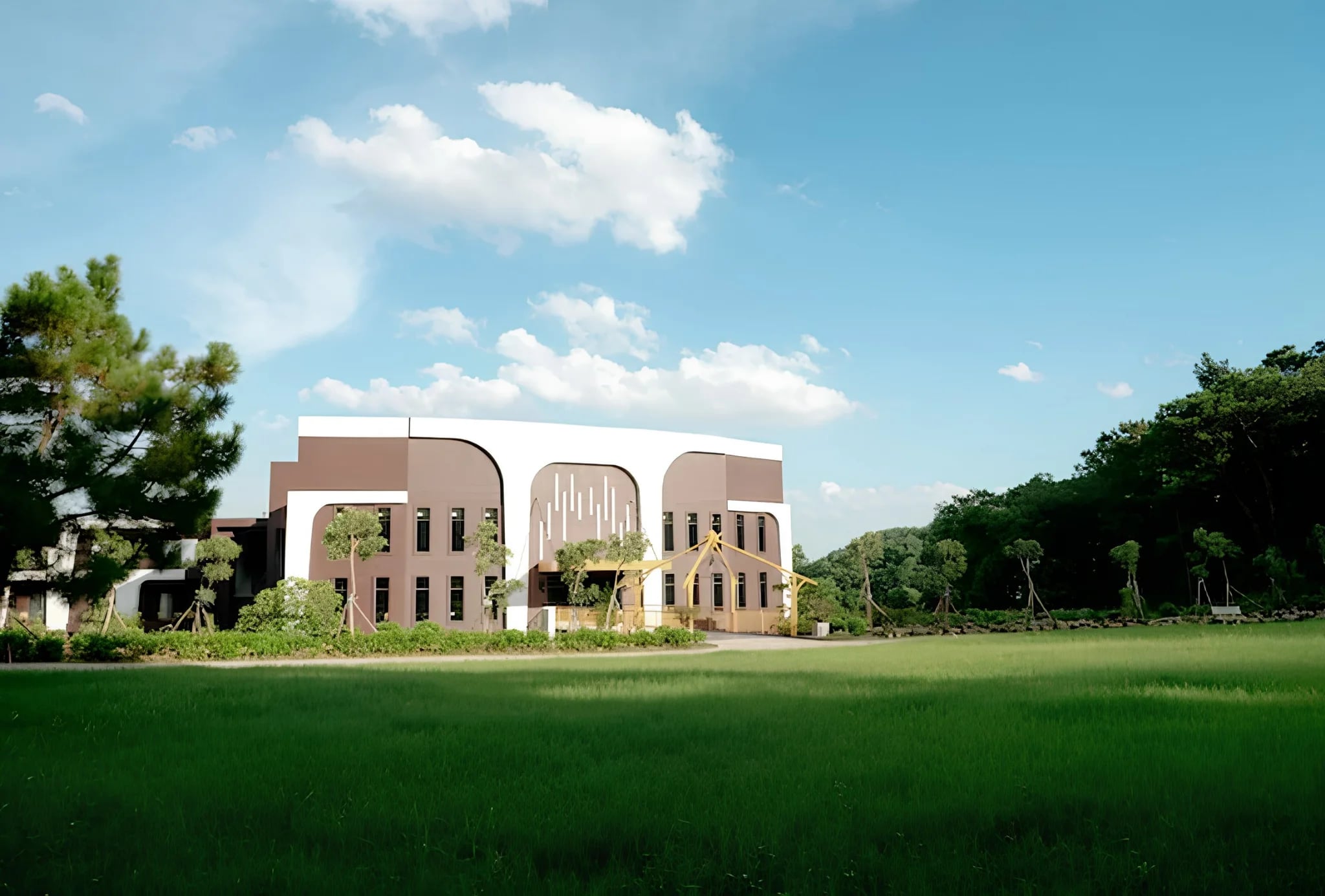 Toà nhà Soc Village Wellness & Retreat nhìn từ bãi cỏ dưới trời xanh
