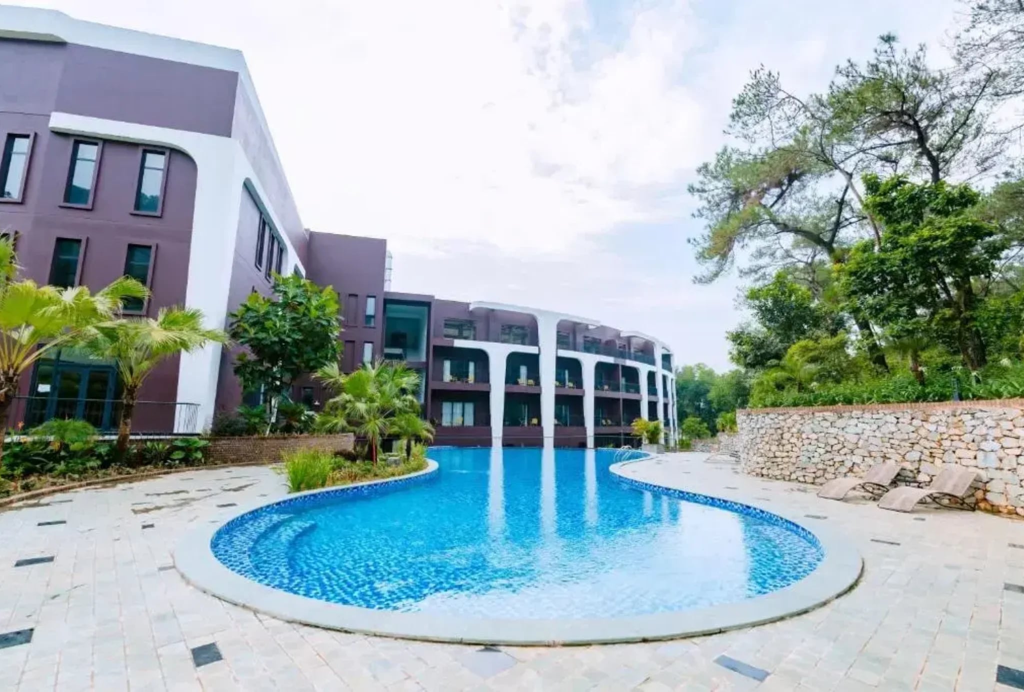 Hồ bơi ngoài trời giữa các khối phòng tại Soc Village Wellness & Retreat