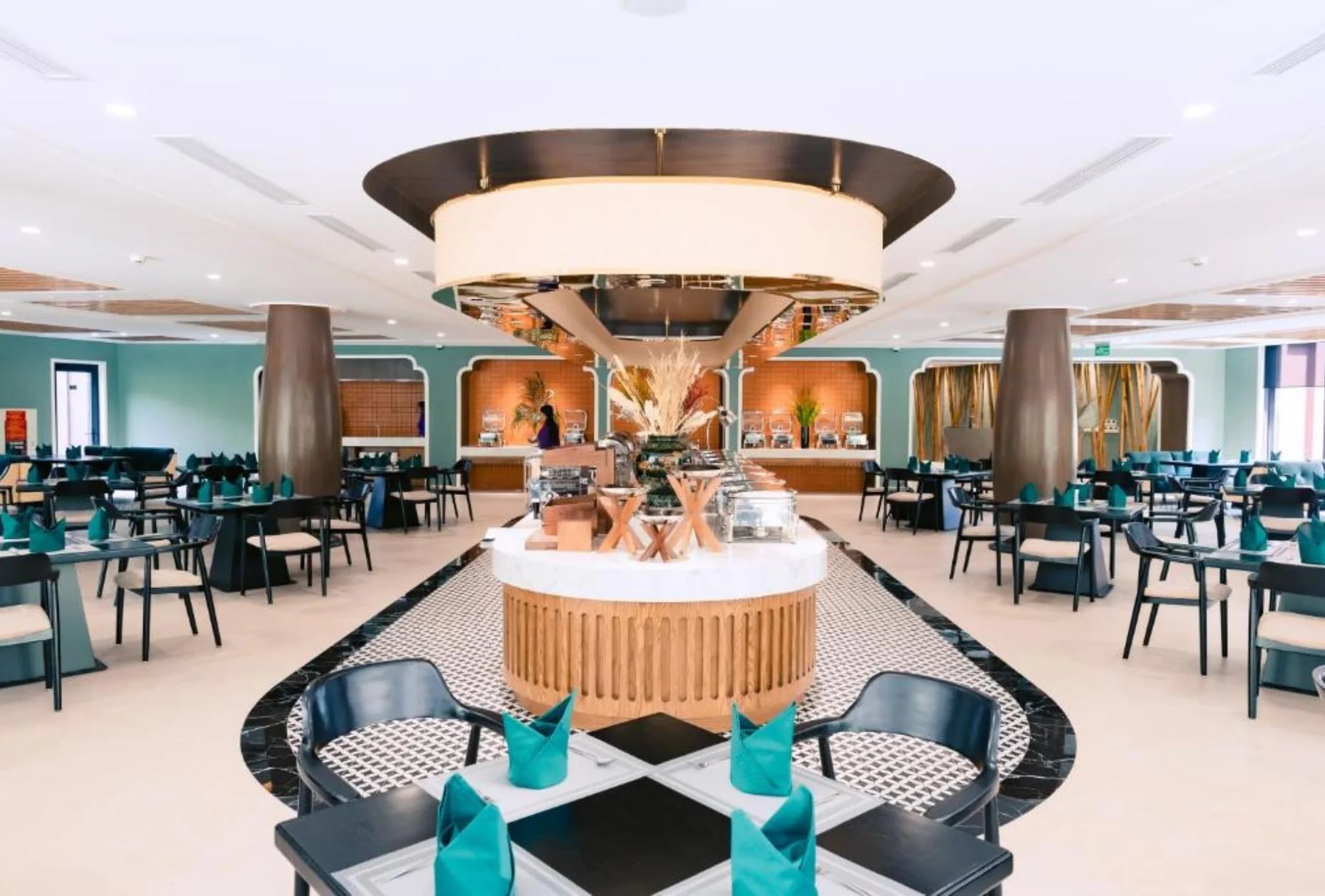 Nhà hàng buffet với quầy tròn trung tâm tại Soc Village Wellness & Retreat