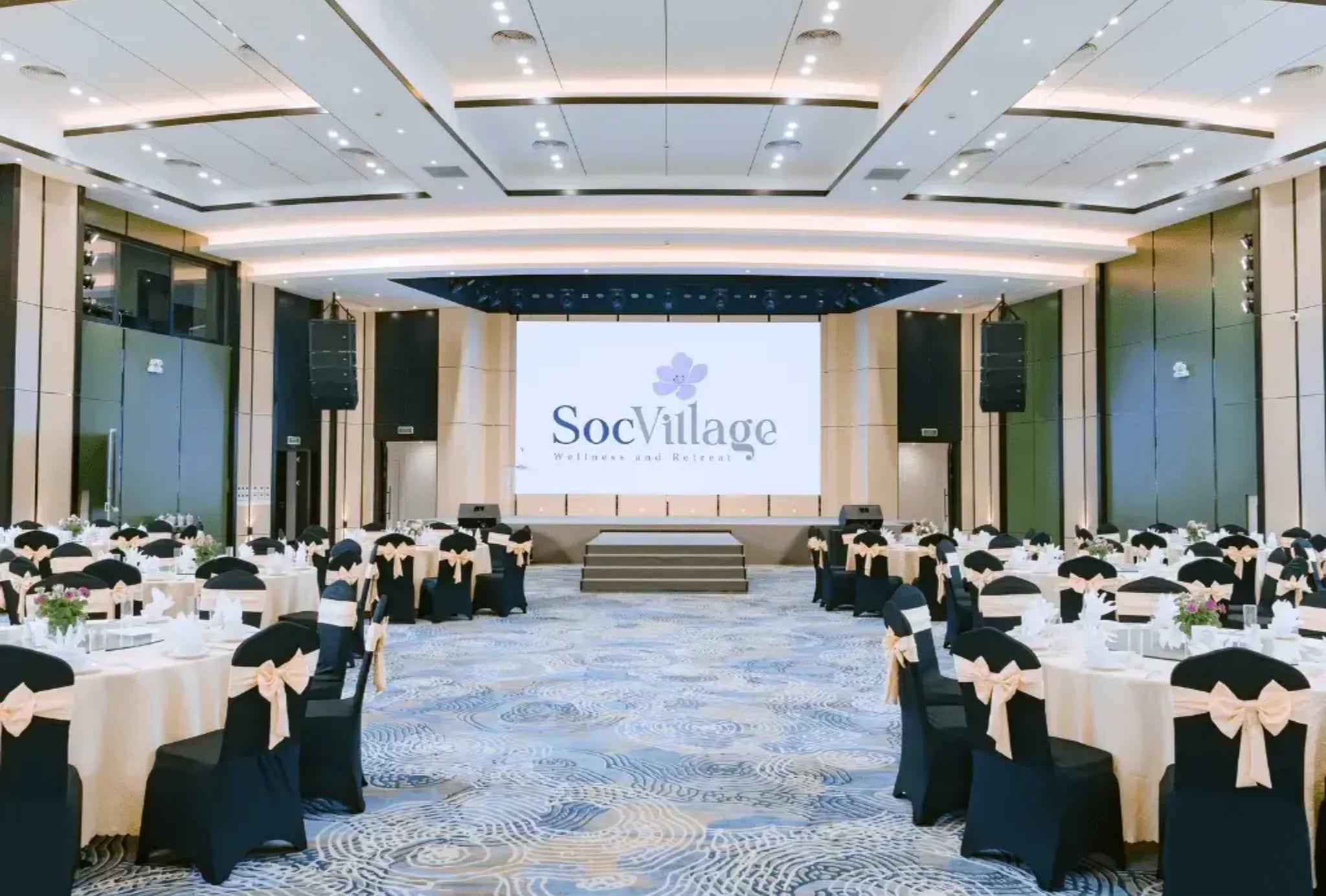 Phòng hội nghị bày bàn tiệc tròn tại Soc Village Wellness & Retreat