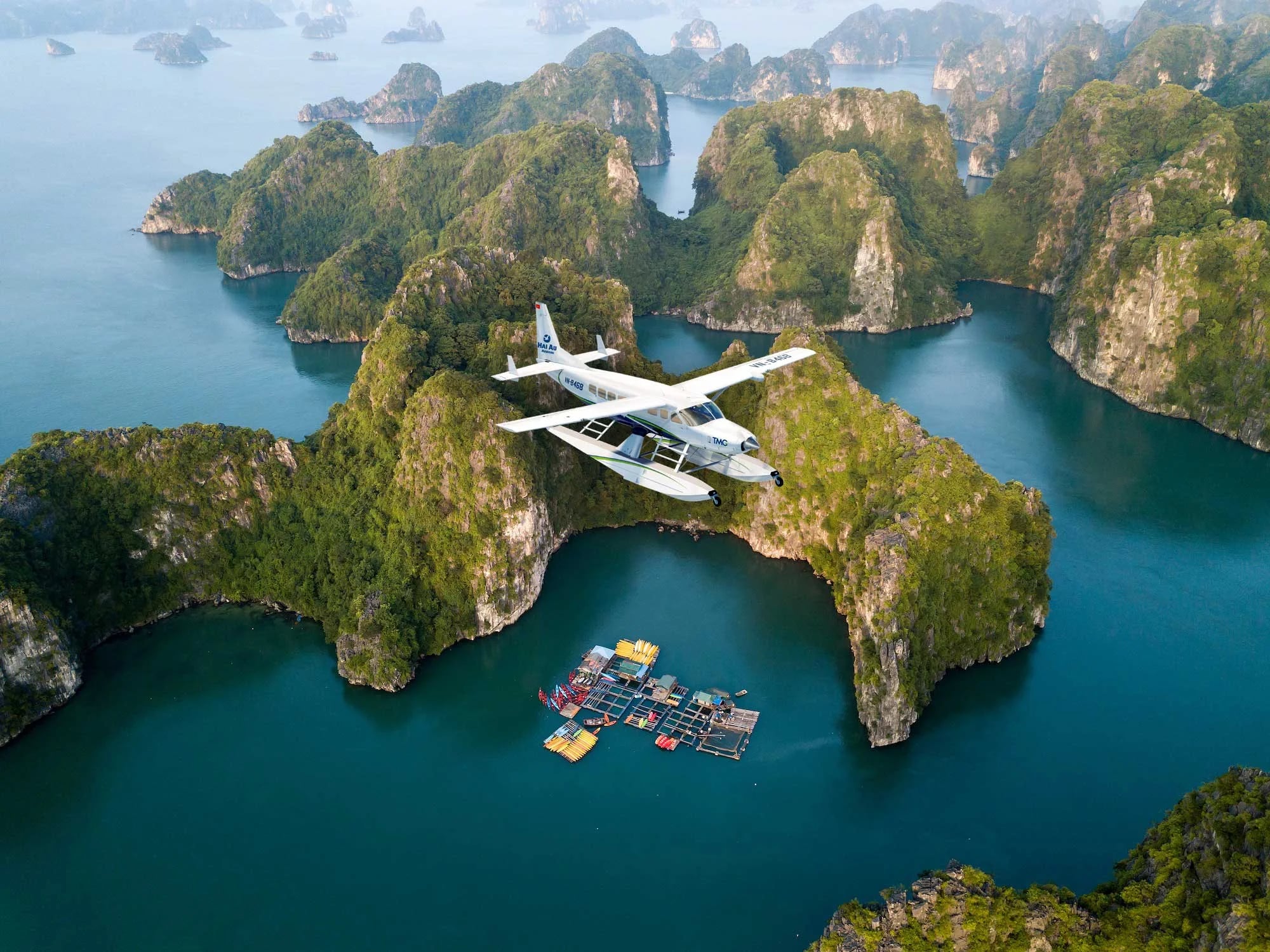Bay thủy phi cơ ngắm vịnh Hạ Long giá tốt -1
