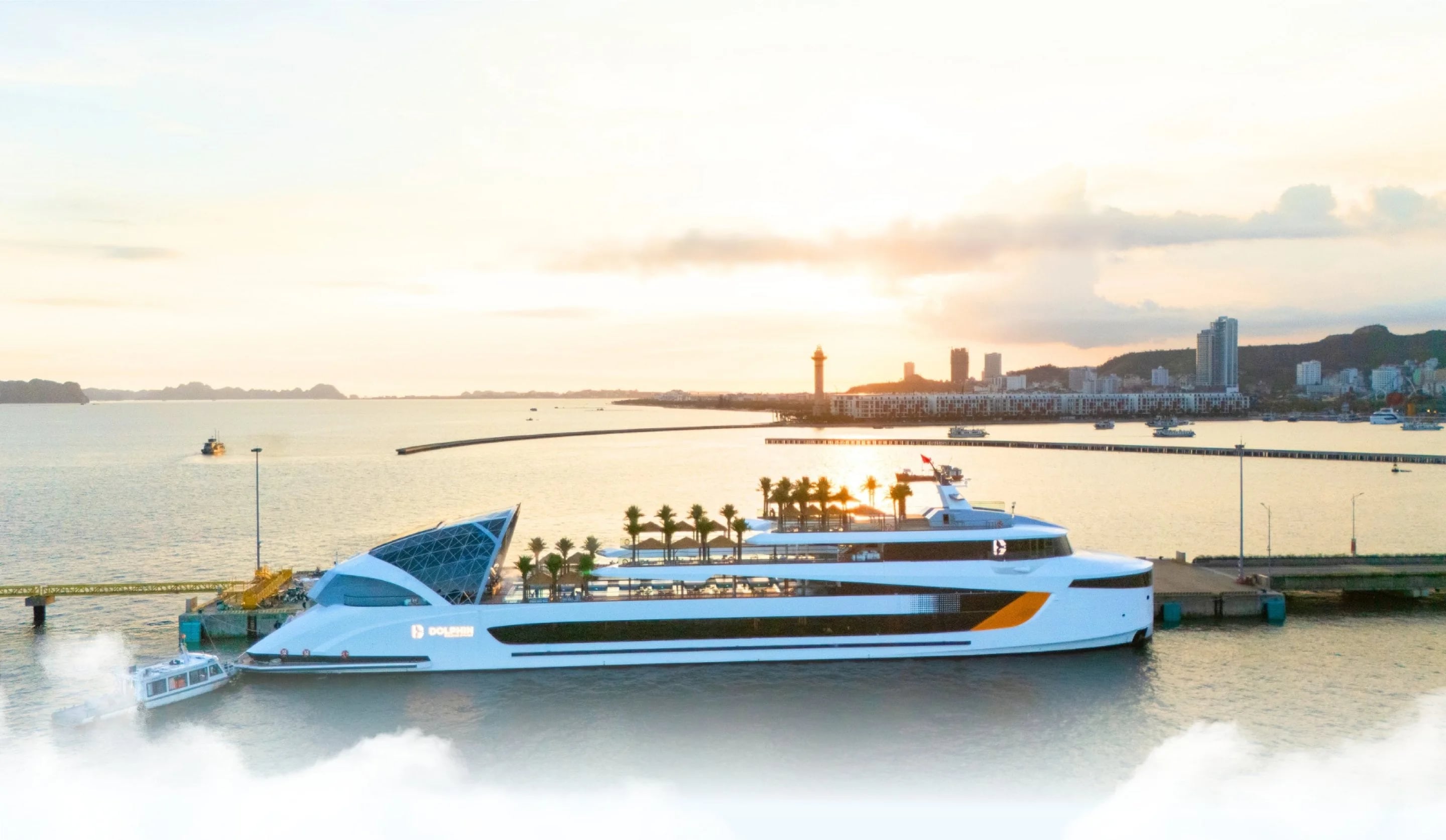 Du thuyền Dolphin tại bến, ảnh đầu trang Hệ thống B2B