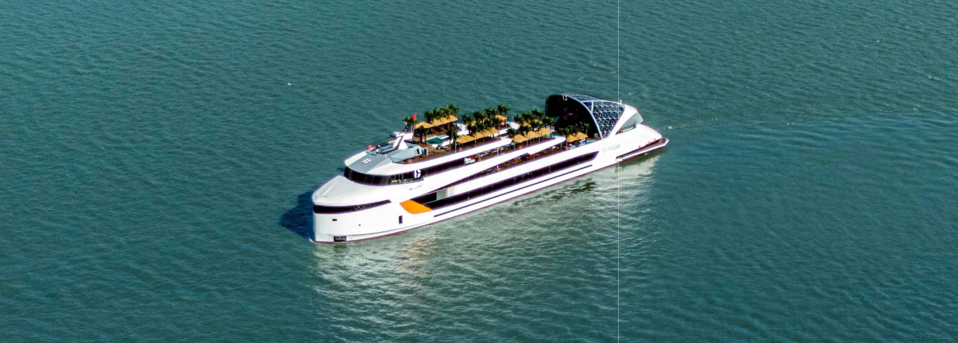 Du thuyền Dolphin Halong Cruise giữa các đảo đá Vịnh Hạ Long nhìn từ trên cao