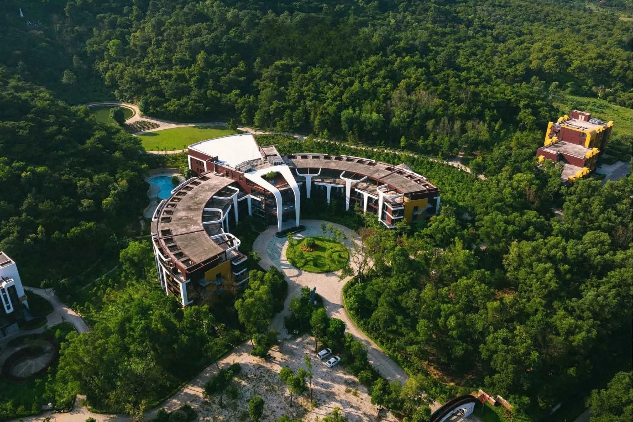 Toàn cảnh Soc Village Wellness & Retreat giữa rừng thông