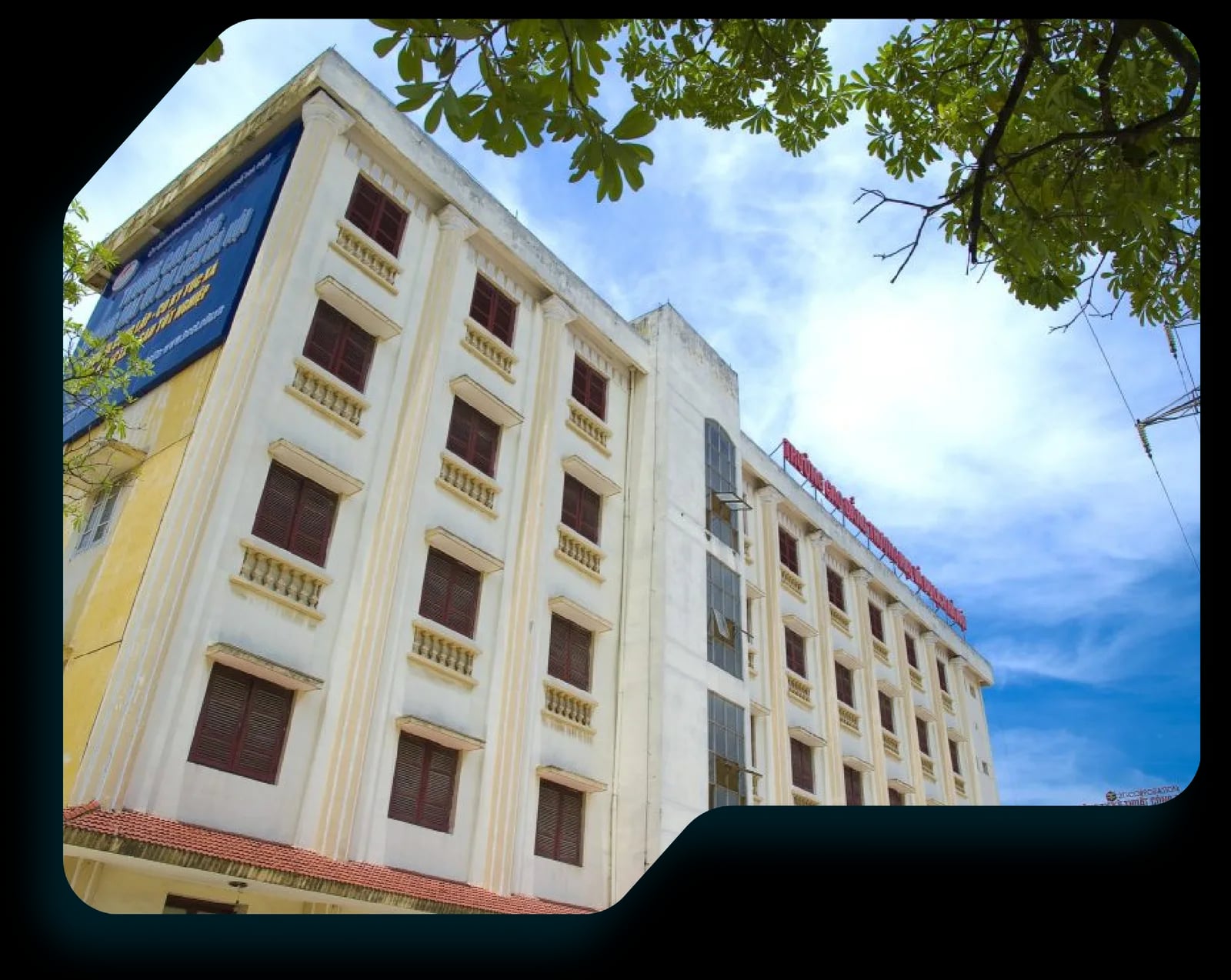Toà nhà Trường Cao đẳng Du lịch và Thương mại Hà Nội dưới trời xanh