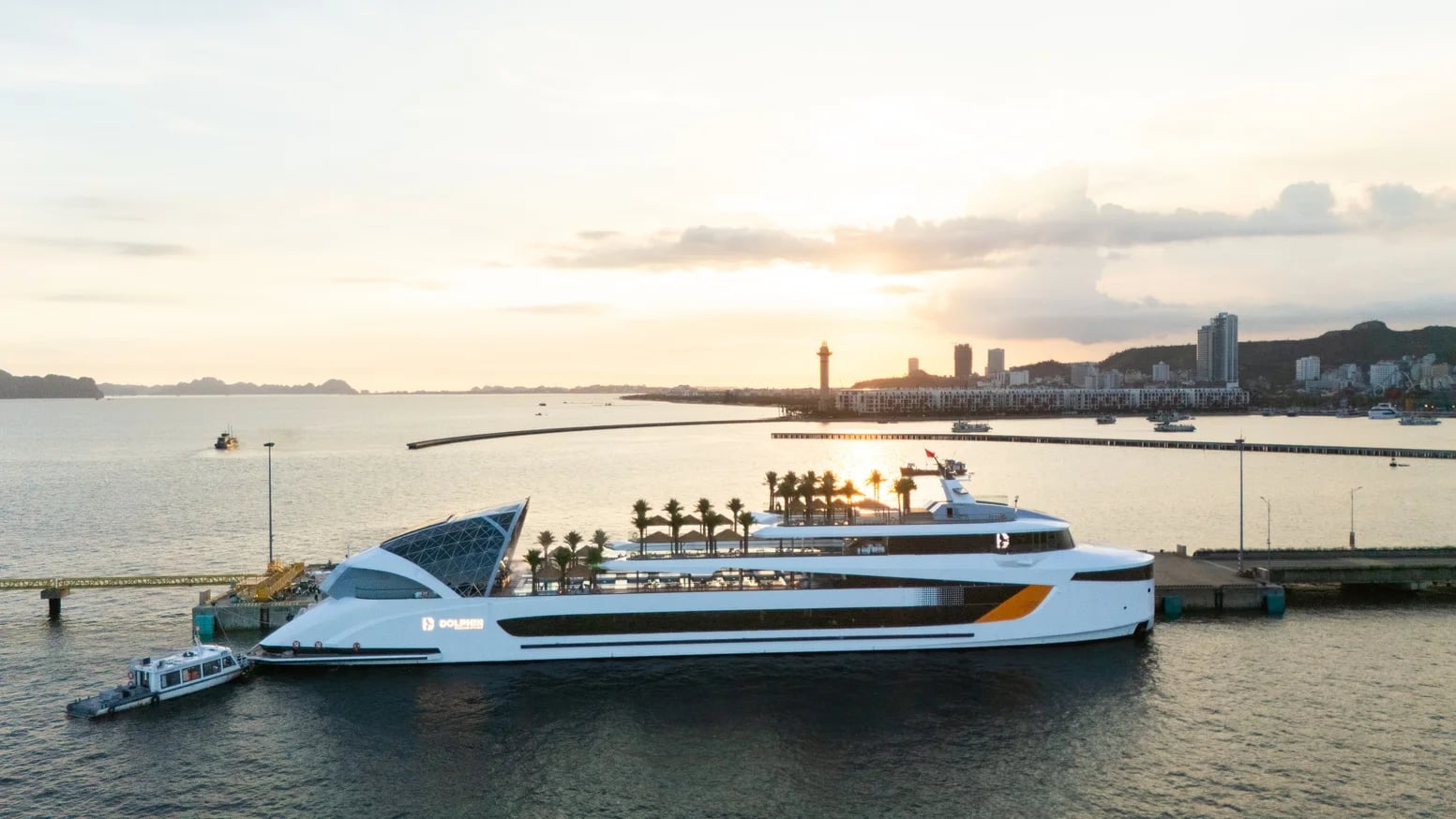 Dolphin Halong Cruise cập bến lúc hoàng hôn