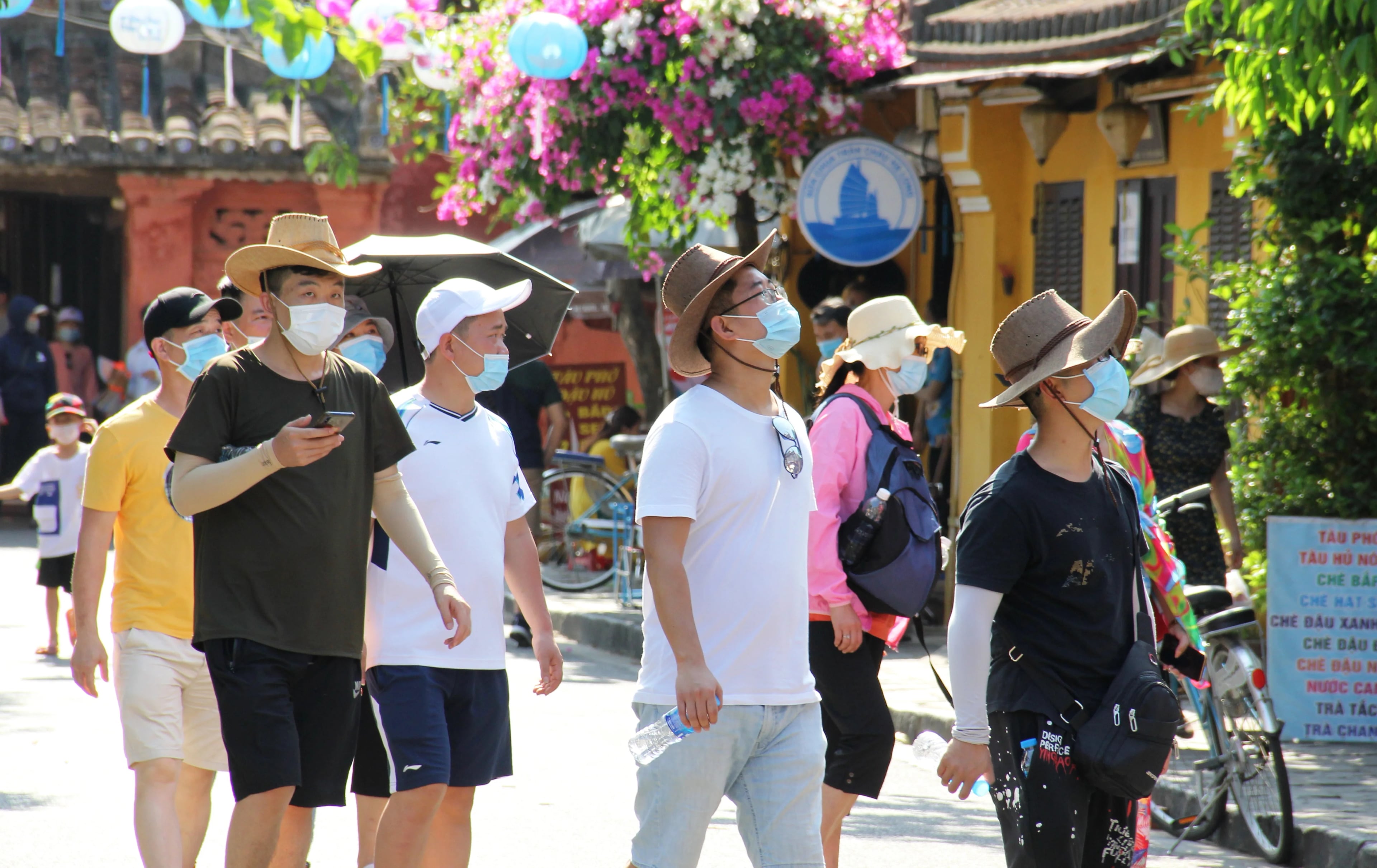 Du khach nuoc ngoai tham quan pho co hoi an anh manh cuong 5