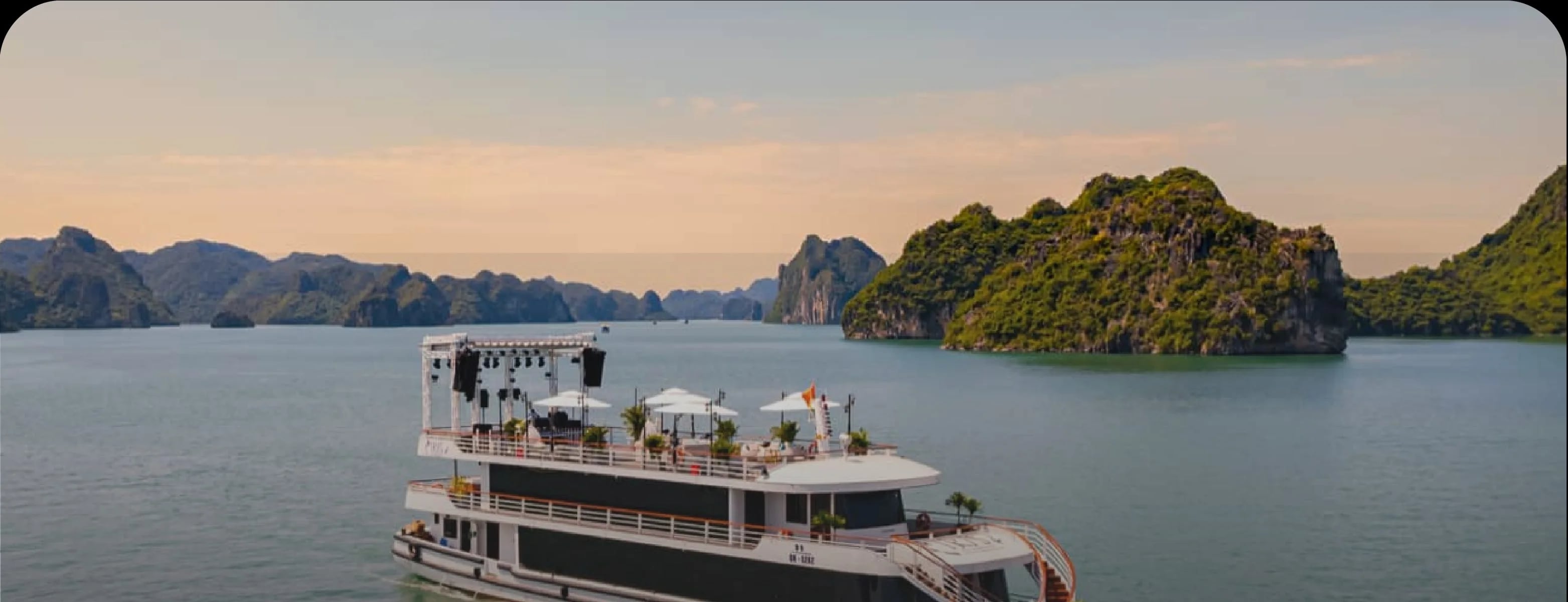 Du thuyền IRIS Halong Cruise trên Vịnh Hạ Long