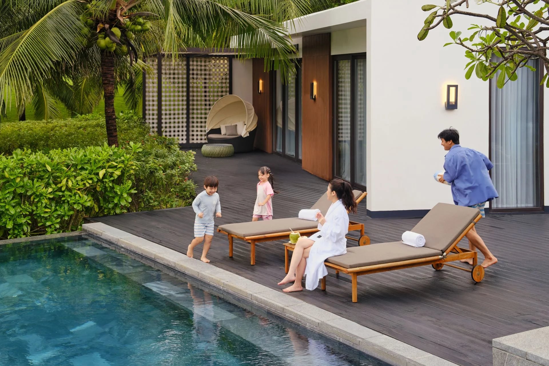 wi-cxrwi-family-at-pool-38401_Classic-Hor