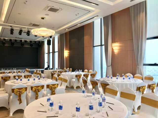 BALLROOM ROUND TABLE (1)